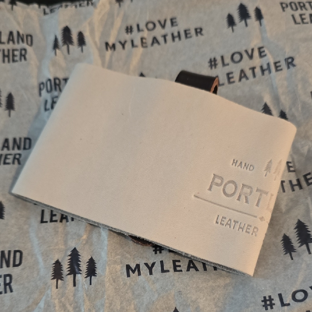 BNNU PLG Beluga Mug Hugger